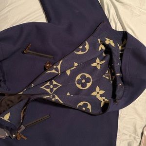 Timeless Louis Vuitton signature short hooded parka in Navy monogram.